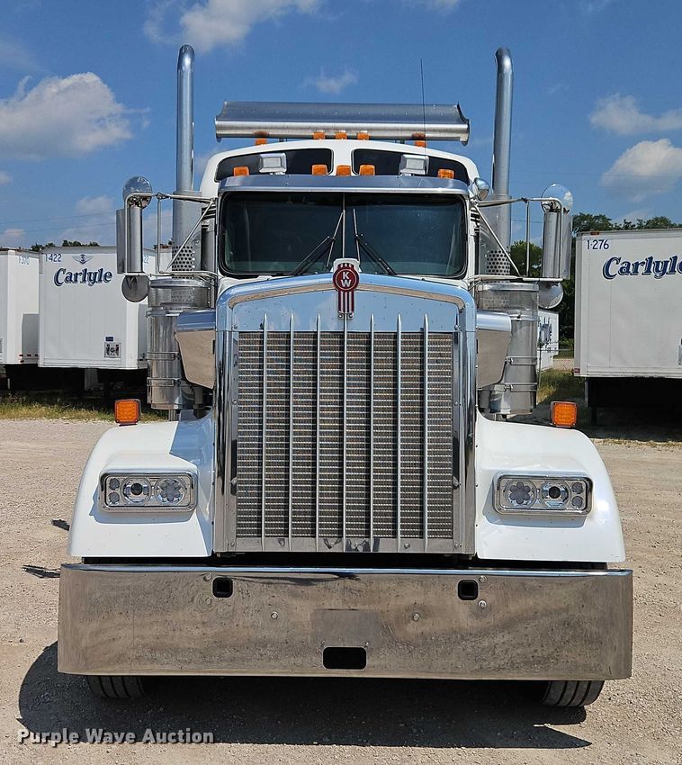 image for item EB8217 2018 Kenworth W9 Series semi truck
