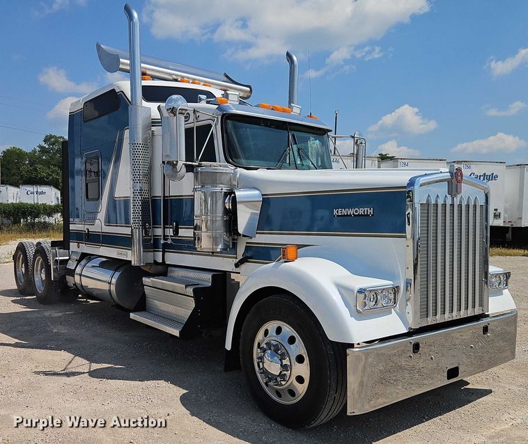 image for item EB8217 2018 Kenworth W9 Series semi truck