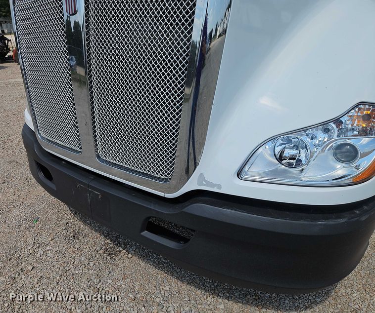 image for item EB8218 2017 Kenworth T680 semi truck