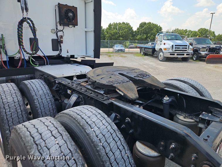 image for item EB8218 2017 Kenworth T680 semi truck