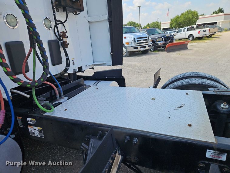 image for item EB8218 2017 Kenworth T680 semi truck