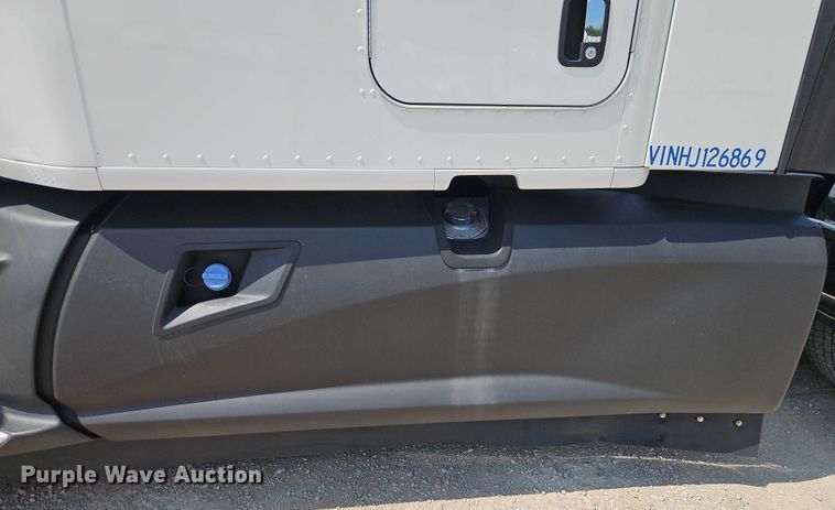 image for item EB8218 2017 Kenworth T680 semi truck