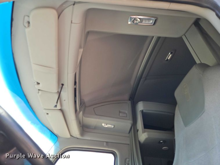 image for item EB8218 2017 Kenworth T680 semi truck