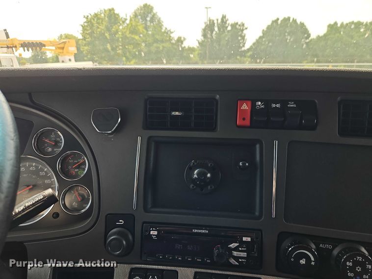 image for item EB8218 2017 Kenworth T680 semi truck