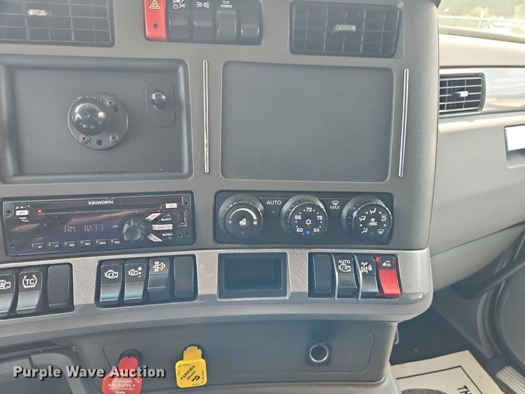 image for item EB8218 2017 Kenworth T680 semi truck