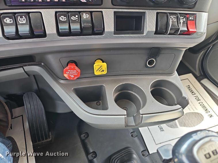 image for item EB8218 2017 Kenworth T680 semi truck