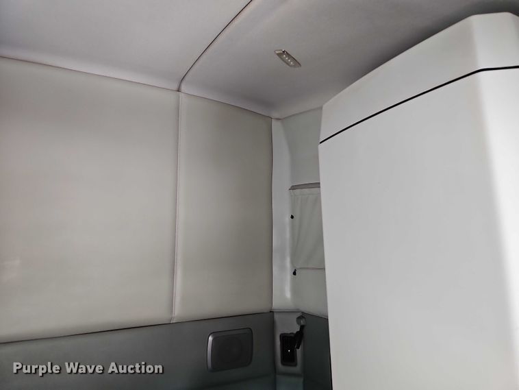 image for item EB8218 2017 Kenworth T680 semi truck