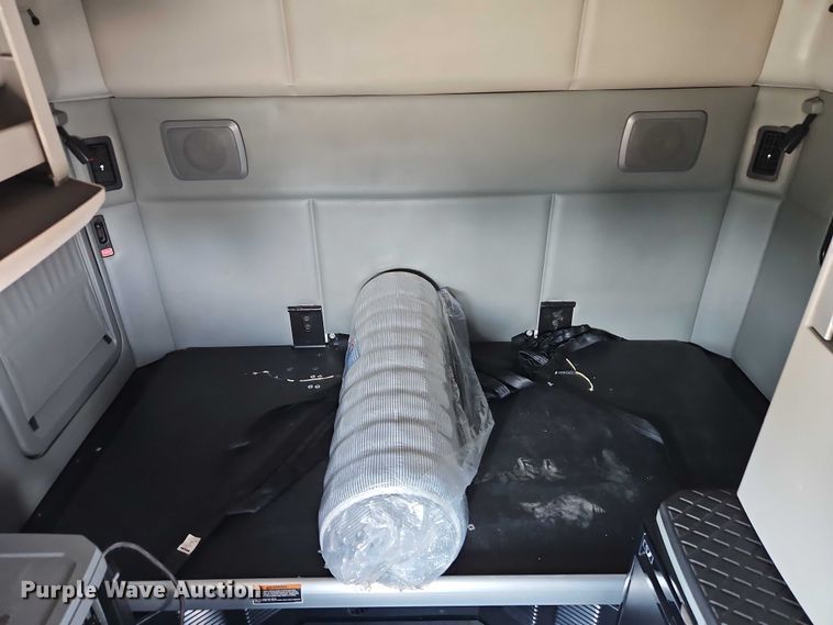 image for item EB8218 2017 Kenworth T680 semi truck