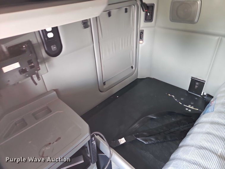 image for item EB8218 2017 Kenworth T680 semi truck