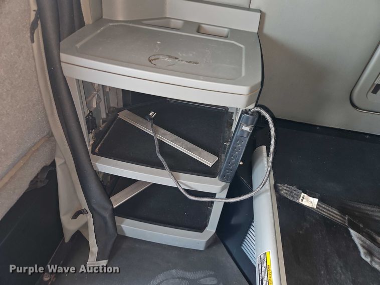 image for item EB8218 2017 Kenworth T680 semi truck