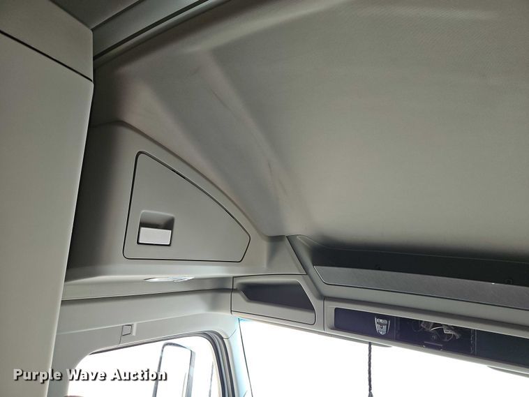 image for item EB8218 2017 Kenworth T680 semi truck