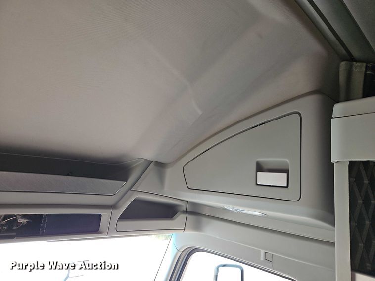 image for item EB8218 2017 Kenworth T680 semi truck