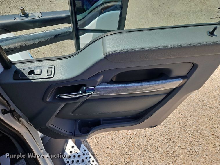 image for item EB8218 2017 Kenworth T680 semi truck