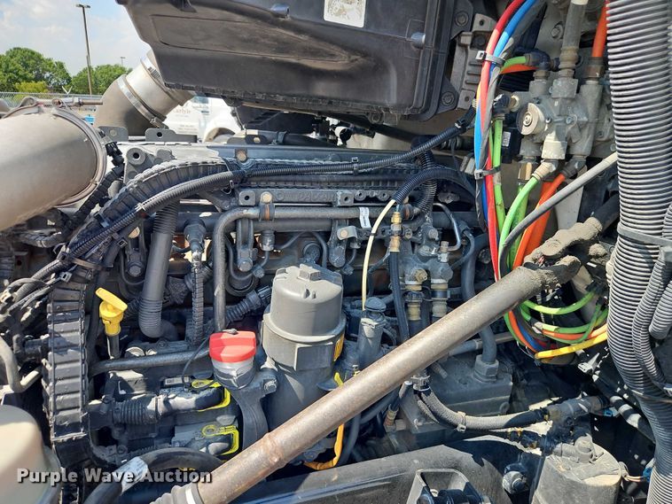 image for item EB8218 2017 Kenworth T680 semi truck