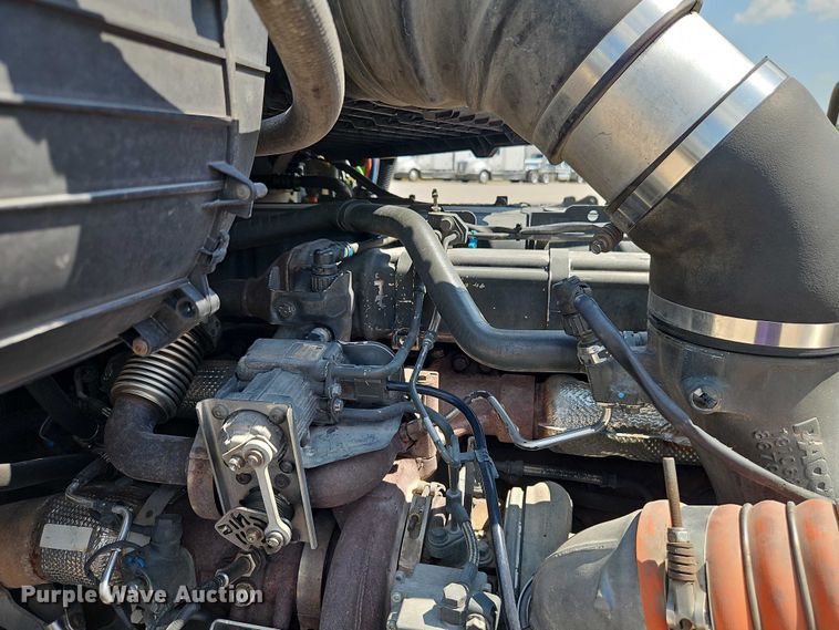 image for item EB8218 2017 Kenworth T680 semi truck