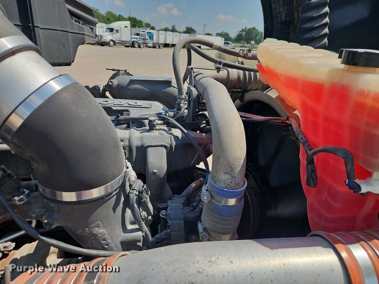 image for item EB8218 2017 Kenworth T680 semi truck