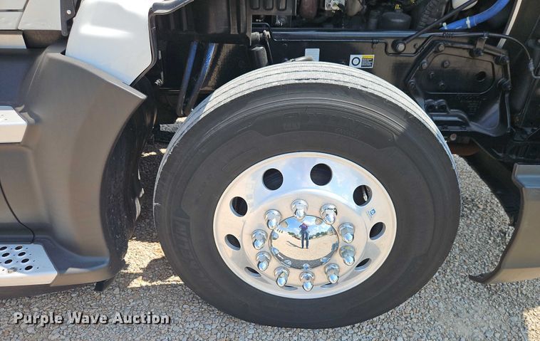 image for item EB8218 2017 Kenworth T680 semi truck