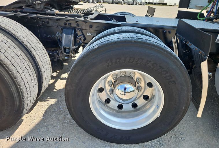 image for item EB8218 2017 Kenworth T680 semi truck