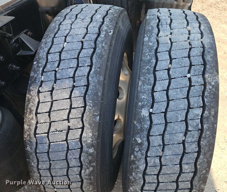 image for item EB8218 2017 Kenworth T680 semi truck