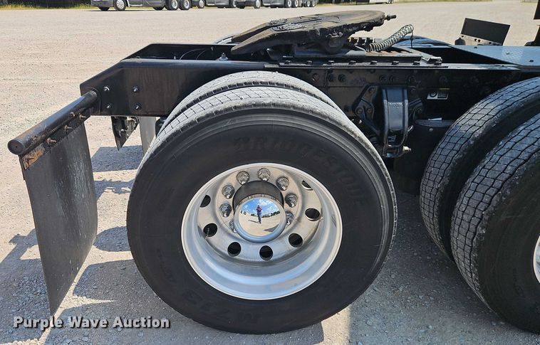 image for item EB8218 2017 Kenworth T680 semi truck