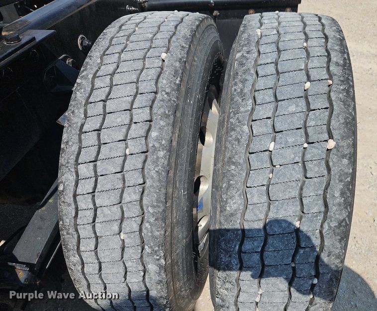 image for item EB8218 2017 Kenworth T680 semi truck