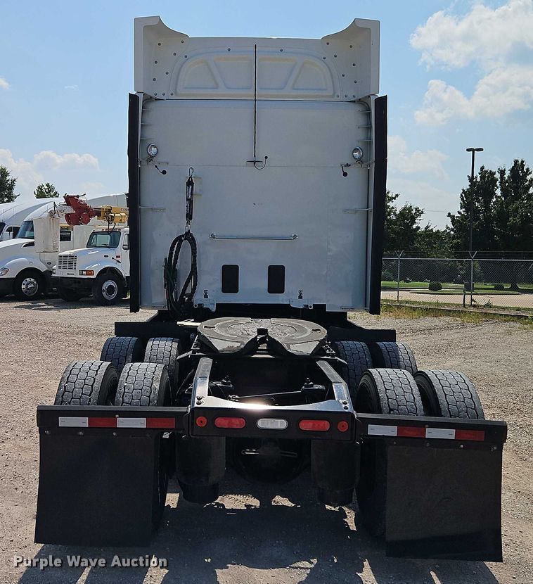 image for item EB8219 2019 Peterbilt 579 semi truck