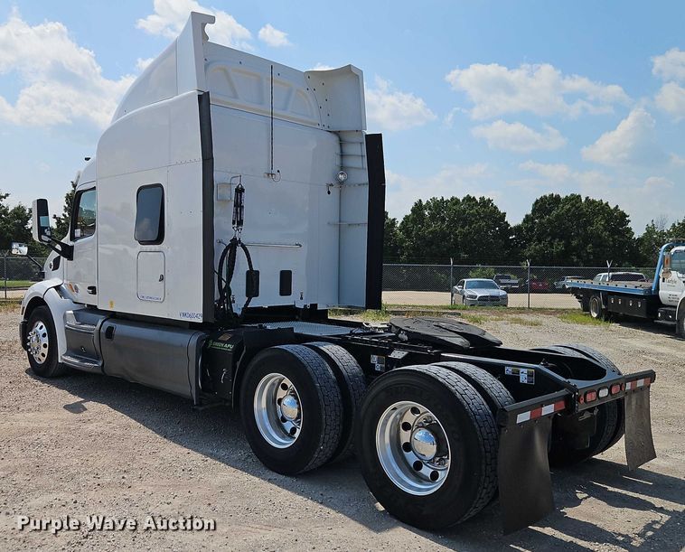 image for item EB8219 2019 Peterbilt 579 semi truck
