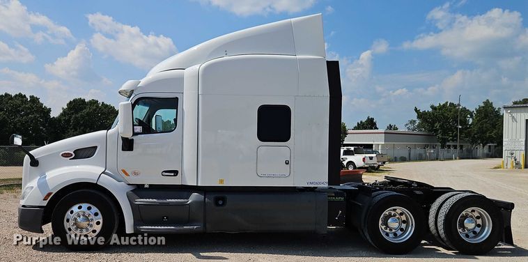 image for item EB8219 2019 Peterbilt 579 semi truck
