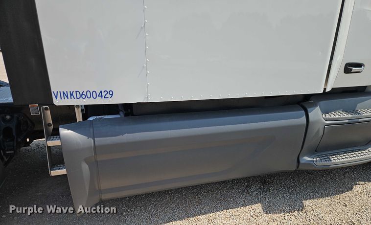 image for item EB8219 2019 Peterbilt 579 semi truck