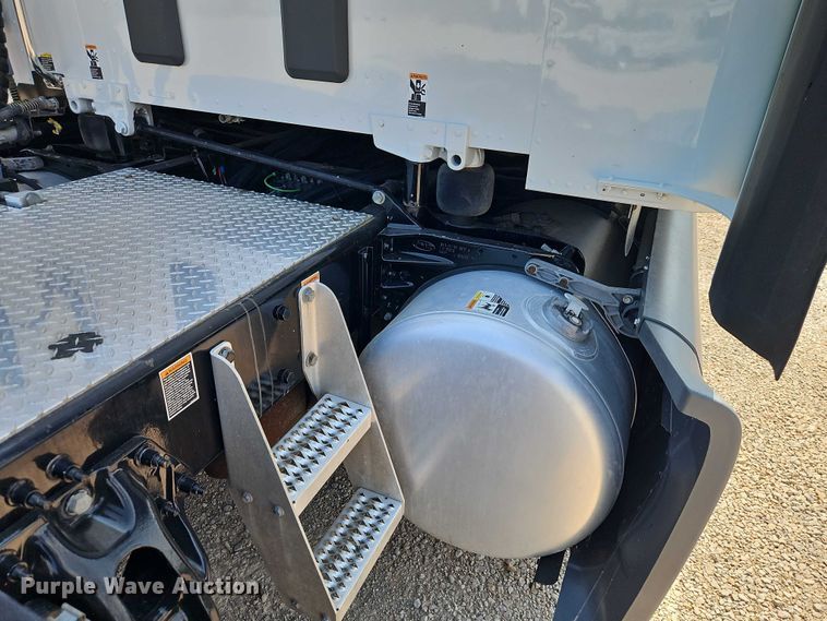 image for item EB8219 2019 Peterbilt 579 semi truck