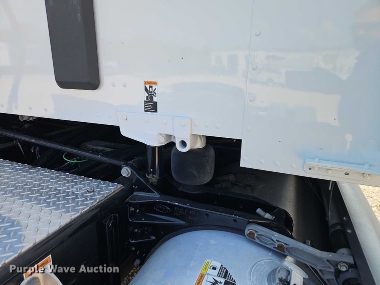 image for item EB8219 2019 Peterbilt 579 semi truck