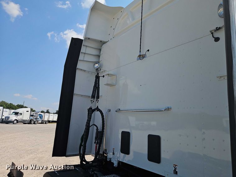 image for item EB8219 2019 Peterbilt 579 semi truck