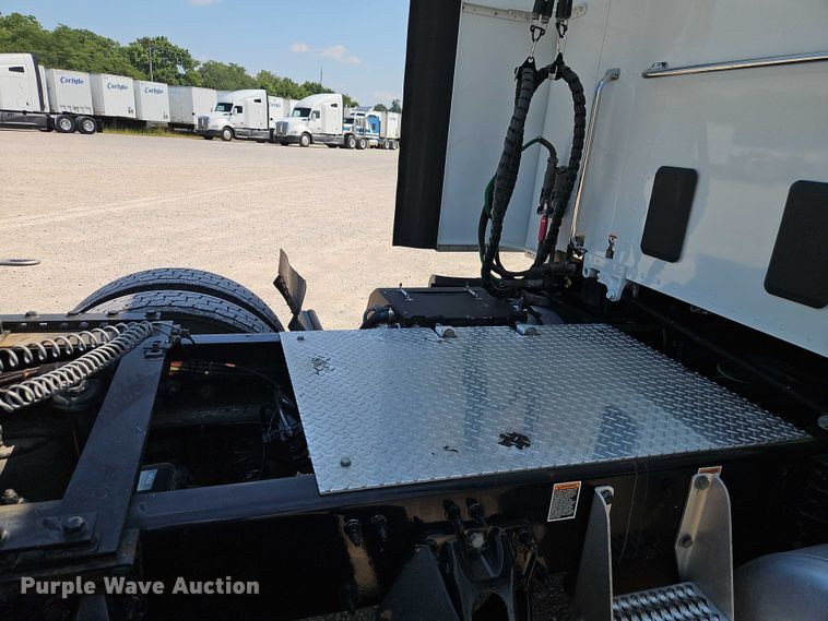 image for item EB8219 2019 Peterbilt 579 semi truck