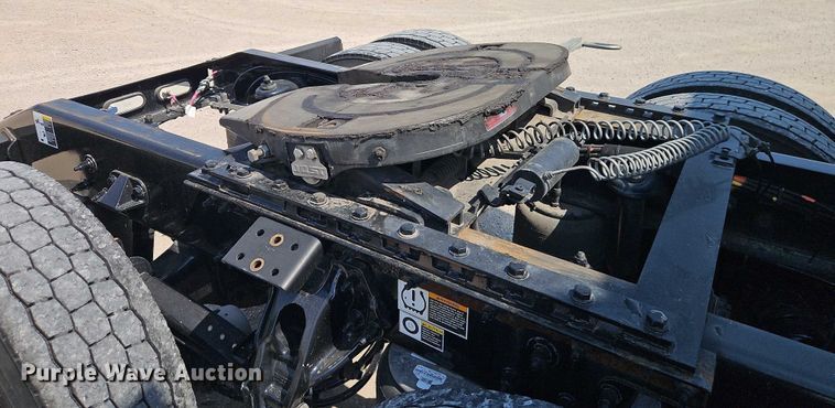 image for item EB8219 2019 Peterbilt 579 semi truck