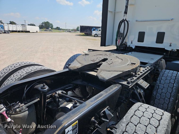 image for item EB8219 2019 Peterbilt 579 semi truck