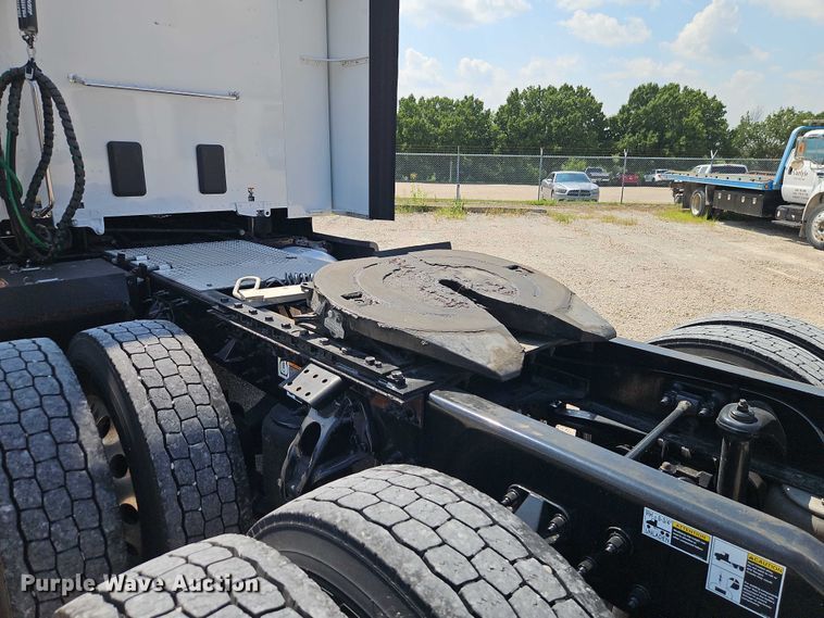 image for item EB8219 2019 Peterbilt 579 semi truck