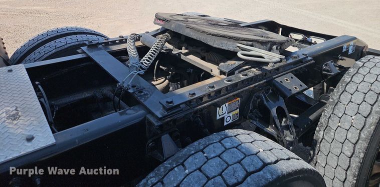 image for item EB8219 2019 Peterbilt 579 semi truck