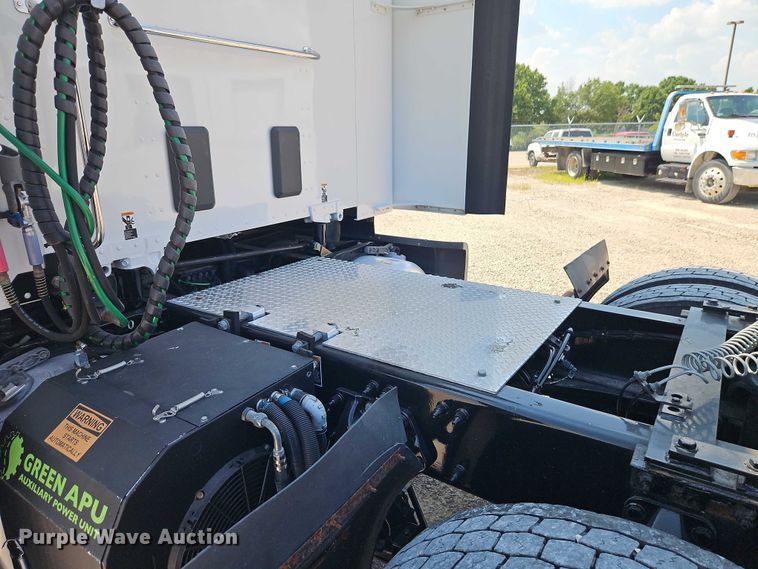 image for item EB8219 2019 Peterbilt 579 semi truck