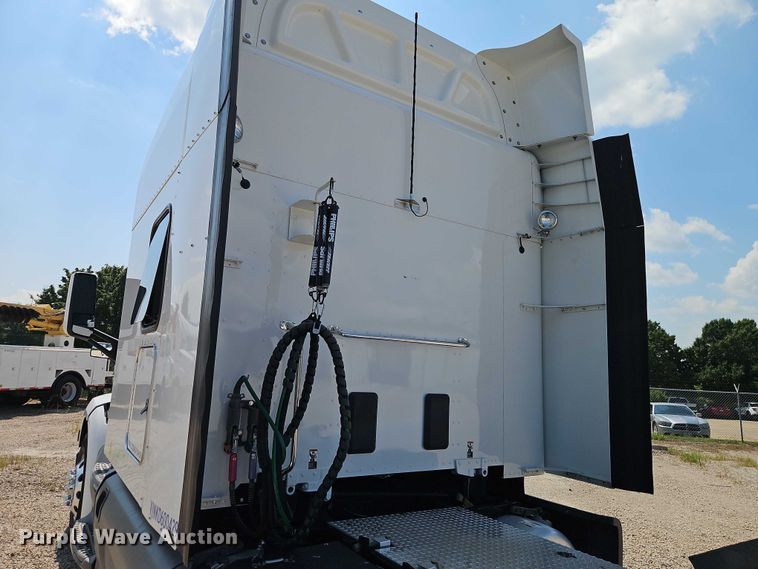 image for item EB8219 2019 Peterbilt 579 semi truck