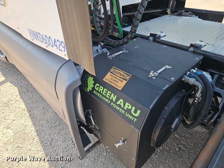 image for item EB8219 2019 Peterbilt 579 semi truck