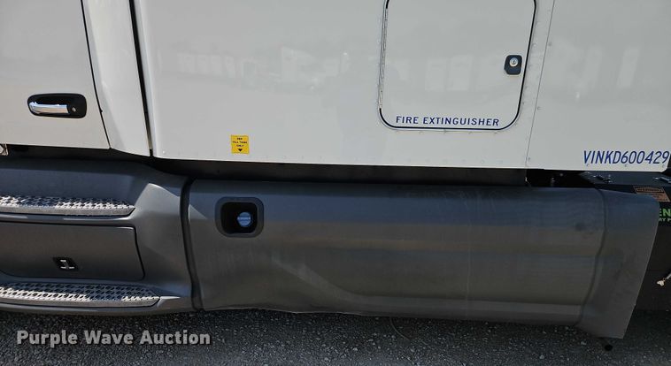 image for item EB8219 2019 Peterbilt 579 semi truck