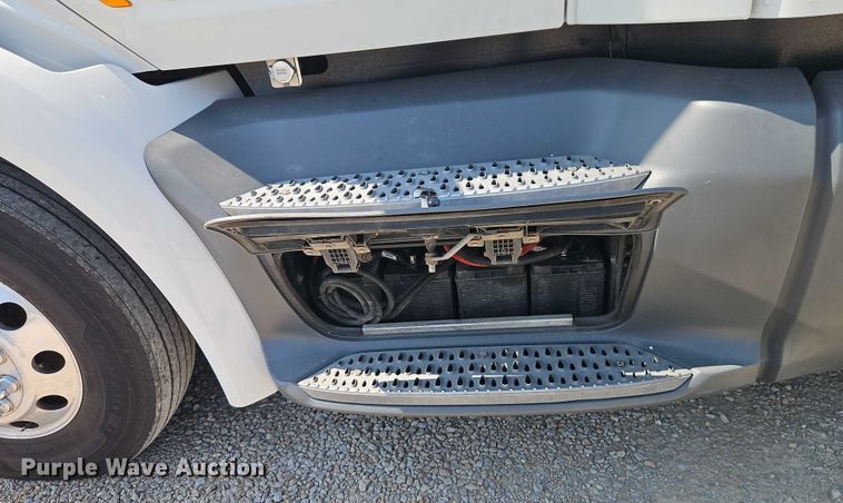 image for item EB8219 2019 Peterbilt 579 semi truck