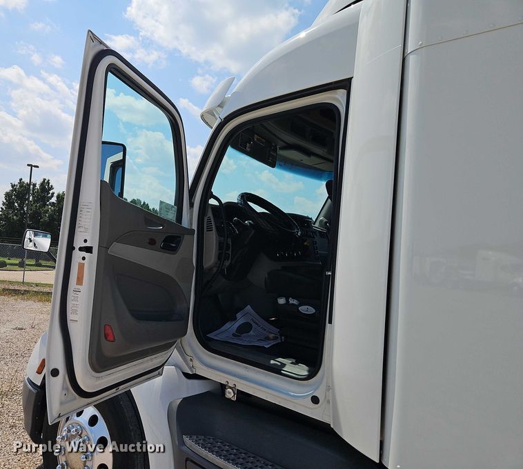image for item EB8219 2019 Peterbilt 579 semi truck