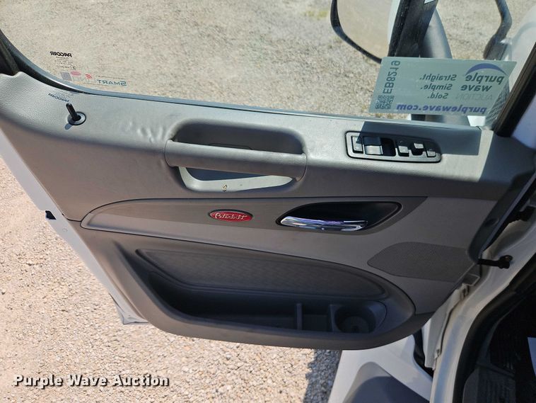 image for item EB8219 2019 Peterbilt 579 semi truck