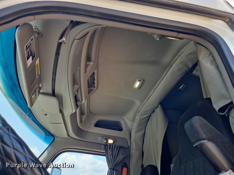 image for item EB8219 2019 Peterbilt 579 semi truck