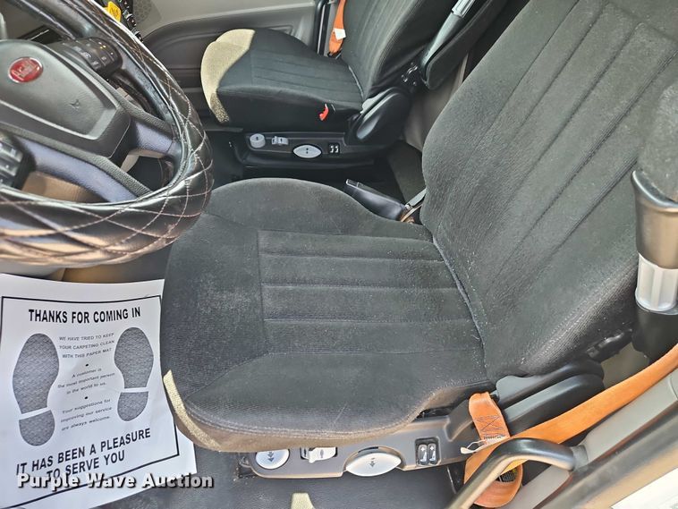 image for item EB8219 2019 Peterbilt 579 semi truck