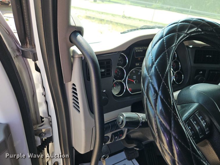 image for item EB8219 2019 Peterbilt 579 semi truck