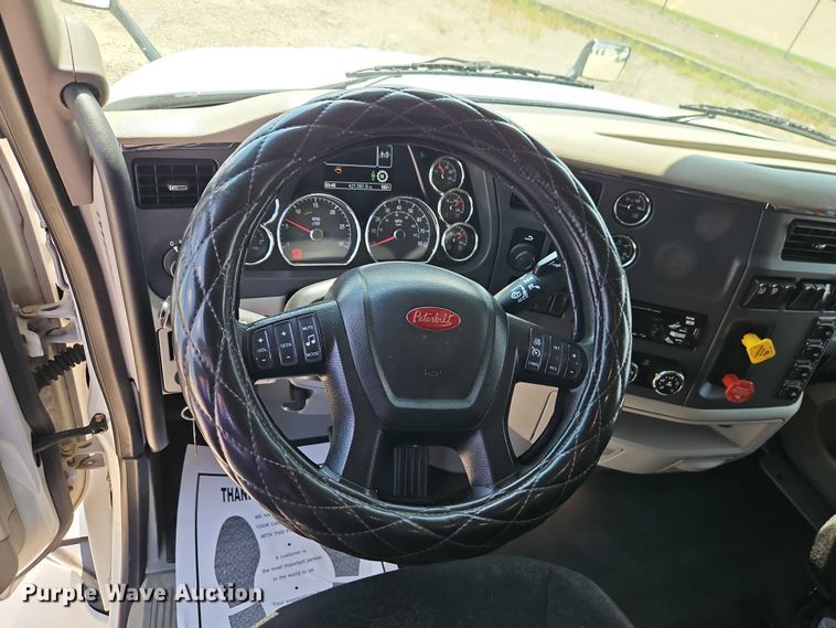 image for item EB8219 2019 Peterbilt 579 semi truck