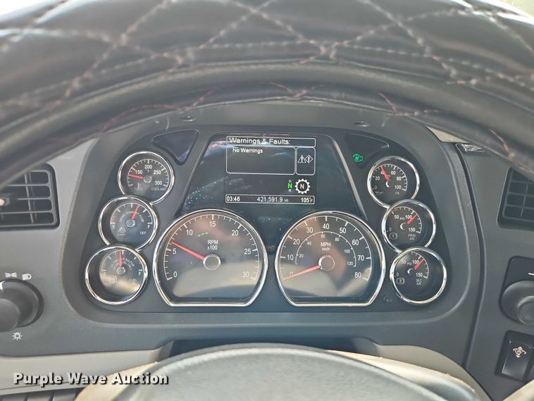 image for item EB8219 2019 Peterbilt 579 semi truck