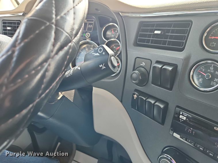 image for item EB8219 2019 Peterbilt 579 semi truck